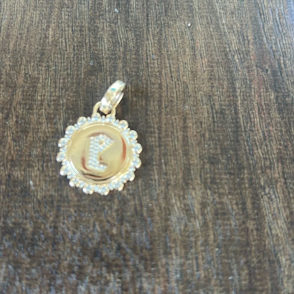 Lili claspe E initial pendant